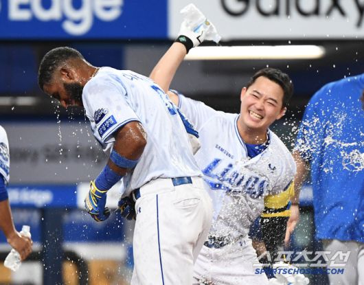 18일 대구 라이온즈파크에서 열린 두산-삼성전. 10회말 1사 1, 2루 디아즈가 끝내기 스리런포를 친 후 물세례를 받고 있다. 대구=정재근 기자 cjg@sportschosun.com/2025.6.18/