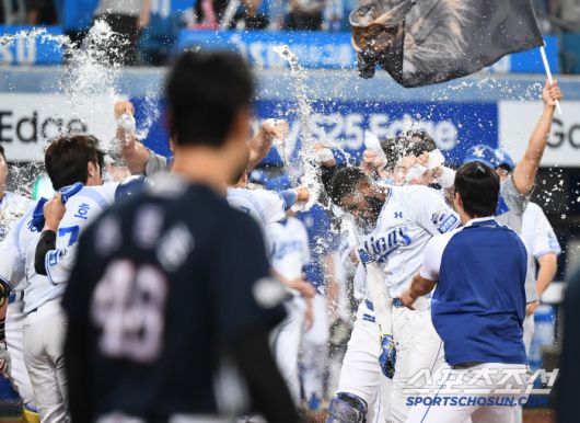 18일 대구 라이온즈파크에서 열린 두산-삼성전. 10회말 1사 1, 2루 디아즈가 끝내기 스리런포를 친 후 물세례를 받고 있다. 대구=정재근 기자 cjg@sportschosun.com/2025.6.18/