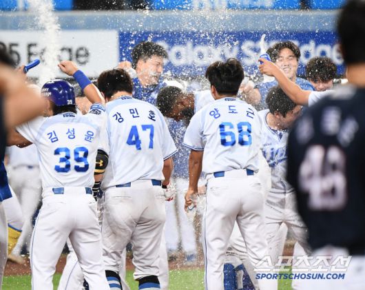 18일 대구 라이온즈파크에서 열린 두산-삼성전. 10회말 1사 1, 2루 디아즈가 끝내기 스리런포를 친 후 물세례를 받고 있다. 대구=정재근 기자 cjg@sportschosun.com/2025.6.18/