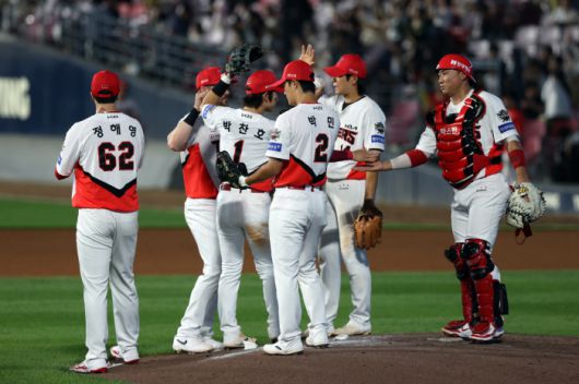 KIA 타이거즈 선수들이 승리를 자축하고 있다. 사진제공=KIA 타이거즈