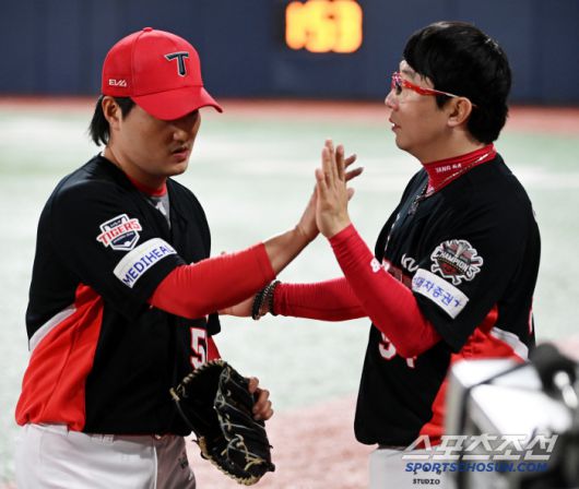 22일 수원KT위즈파크에서 열린 KIA와 KT의 경기,  7회말 KIA 양현종이 이닝을 끝낸 전상현을 맞이하고 있다.수원=허상욱 기자wook@sportschosun.com/2025.05.22/