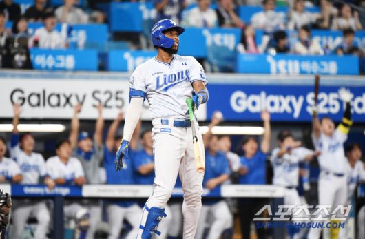 18일 대구 라이온즈파크에서 열린 두산-삼성전. 10회말 1사 1, 2루 디아즈가 끝내기 스리런포를 치는 순간 더그아웃에 있던 선수들이 만세를 부르고 있다. 대구=정재근 기자 cjg@sportschosun.com/2025.6.18/