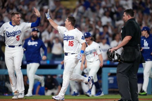 다저스 윌 스미스가 9회말 끝내기 홈런을 터뜨리고 들어와 프레디 프리먼과 하이파이브를 하며 기뻐하고 있다. Imagn Images연합뉴스