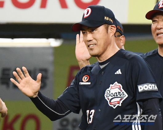 19일 대구 라이온즈파크에서 열린 두산-삼성전. 두산이 9대8 역전승을 거뒀다. 조성환 대행이 선수들을 맞이하고 있다. 대구=정재근 기자 cjg@sportschosun.com/2025.6.19/