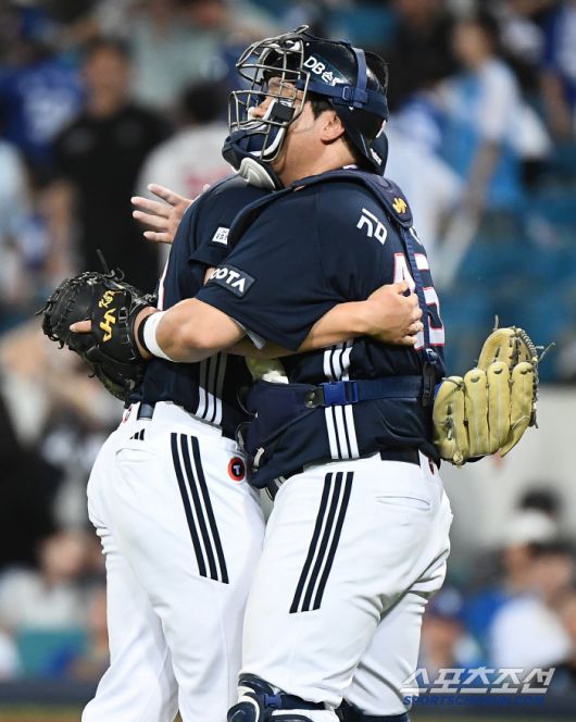 19일 대구 라이온즈파크에서 열린 두산-삼성전. 두산이 9대8 역전승을 거뒀다. 승리를 지킨 마무리 김택연이 김기연 포수와 포옹하고 있다. 대구=정재근 기자 cjg@sportschosun.com/2025.6.19/