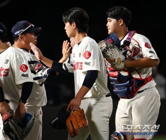 자신을 콕 찍었던 김태형 감독과도 승리의 하이파이브를