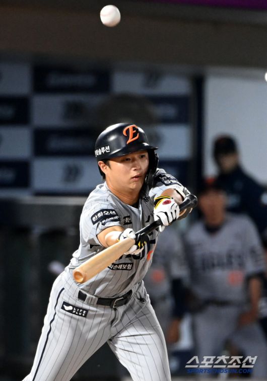 8회초 무사 2루 희생번트를 시도하는 이원석, 그러나 타구가 떠오르고