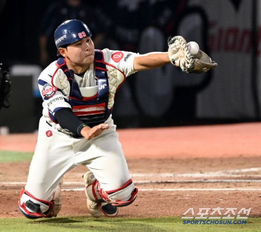 몸을 날리며 미트에 공을 담아내는데 성공