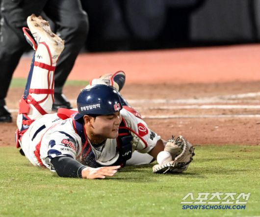 몸을 날린 순간에도 떨어뜨리지 않은 공