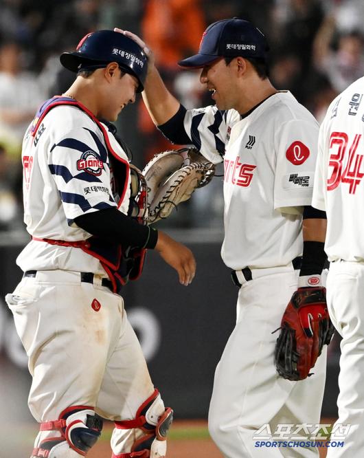 김민성의 칭찬 세례를 받는 루키