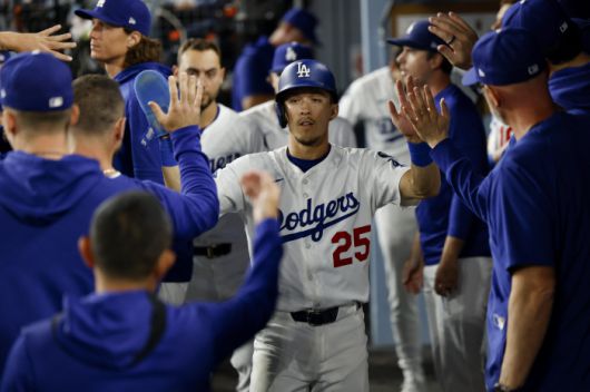 LA 다저스 토미 에드먼이 지난 17일(한국시각) 샌디에이고전에서 4회 득점을 올리고 들어와 동료들과 하이파이브를 하고 있다. EPA연합뉴스
