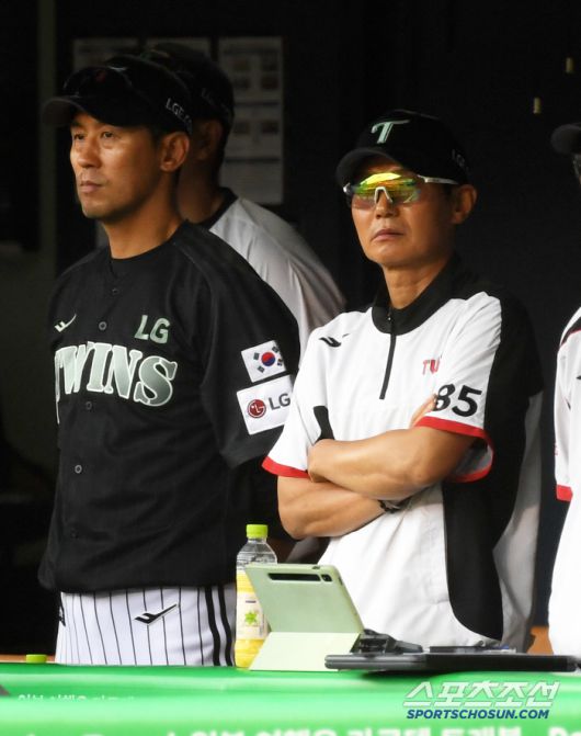 18일 잠실구장에서 열린 LG 트윈스와 NC 다이노스의 경기. LG 염경엽 감독이 경기를 지켜보고 있다. 잠실=박재만 기자 pjm@sportschosun.com/2025.06.18/