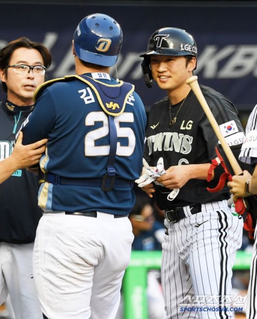 3회말 2사 LG 박해민 허벅지에 맞고 튄 투구에 맞은 NC 포수 김형준이 통증을 호소하고 있다. 잠실=박재만 기자 pjm@sportschosun.com