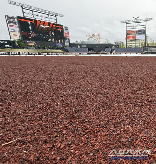 20일 대전 한화생명볼파크에서 키움-한화전이 열릴 예정이지만 많은 비가 내리고 있다. 그라운드는 아직 멀쩡한 상태다. 사진=정재근 기자 cjg@sportschosun.com/2025.6.20/