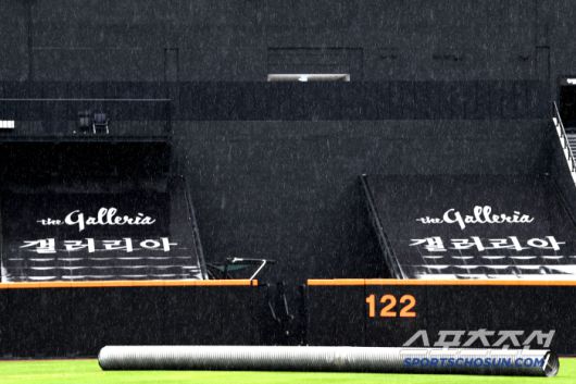 20일 대전 한화생명볼파크에서 키움-한화전이 열릴 예정이지만 많은 비가 내리고 있다.