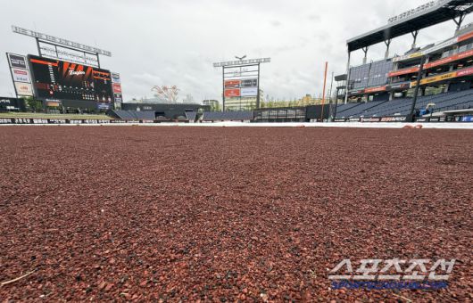 많은 비가 내리고 있지만 그라운드는 아직 멀쩡하다.