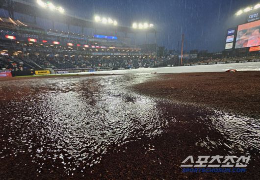 15일 대전 한화생명볼파크에서 열린 한화와 LG의 경기. 5회말 5대 4 한화가 앞선 가운데 우천으로 경기가 중단됐다. 30분 넘게 폭우가 쏟아지고 있는 볼파크. 대전=송정헌 기자songs@sportschosun.com/2025.06.15/