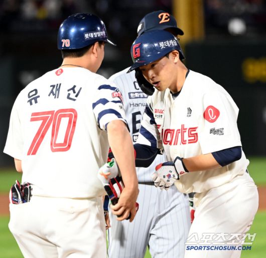 19일 부산 사직야구장에서 열린 한화와 롯데의 경기, 7회말 2사 1루 롯데 박찬형이 안타를 치고 기뻐하고 있다. 부산=허상욱 기자wook@sportschosun.com/2025.06.19/