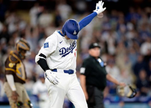 오타니 쇼헤이가 9회말 로버트 수아레즈의 100마일 직구에 등을 맞은 뒤 동료들을 향해 나오지 말라고 손짓을 보내고 있다. AFP연합뉴스