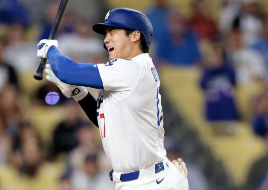 오타니가 9회말 로버트 수아레즈의 100마일 직구에 등을 맞고 화들짝 놀라고 있다. AFP연합뉴스