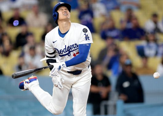 오타니가 9회 로버트 수아레즈의 100마일 직구에 오른쪽 등을 맞고 고통스러운 표정을 짓고 있다. AFP연합뉴스