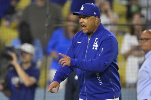 데이브 로버츠 감독이 9회초 페르난도 타티스 주니어가 잭 리틀의 공에 맞아 마이크 실트 감독이 뛰쳐 나오자 이에 대응해 그를 향해 소리를 지르며 나가고 있다. Imagn Images연합뉴스