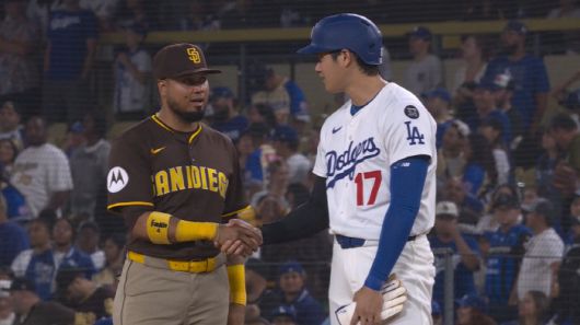 오타니가 9회말 사구를 맞고 1루로 나가 1루수 루이스 아라에즈에게 악수를 건네고 있다. 사진=MLB.TV 캡처