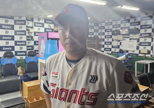 인터뷰에 임한 롯데 정훈. 김영록 기자