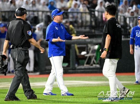 20일 부산 사직야구장에서 열린 삼성과 롯데의 경기, 6회초 공격을 앞두고 그라운드 정비를 위해 경기가 잠시 중단되자 삼성 박진만 감독이 나와 어필하고 있다. 부산=허상욱 기자wook@sportschosun.com/2025.06.20/