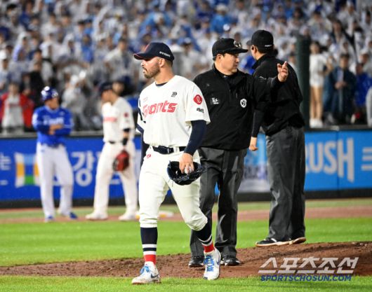 20일 부산 사직야구장에서 열린 삼성과 롯데의 경기, 6회초 삼성의 공격을 앞두고 그라운드 정비를 위해 경기가 잠시 중단됐다. 마운드를 내려가는 감보아의 모습. 부산=허상욱 기자wook@sportschosun.com/2025.06.20/