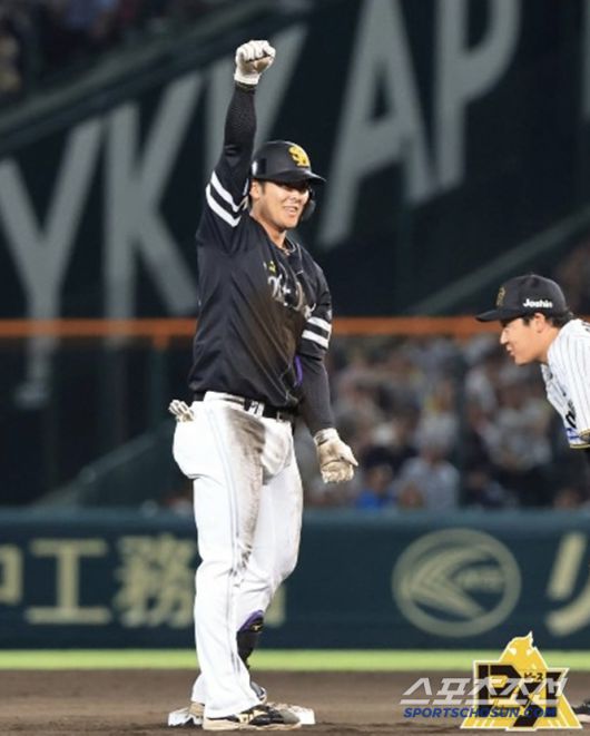 연장 10회초 우중간을 가르는 결승 2루타를 때린 소프트뱅크 이시즈카. 소프트뱅크는 인터리그 1위를 달리고 있다. 한신은 인날 12안타를 치고 1대2로 졌다. 사진캡처=소프트뱅크 호크스 SNS