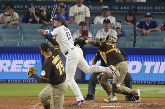 로버트 수아레즈가 지난 20일(한국시각) 다저스타디움에서 열린 LA 다저스전에서 9회말 99.8마일 강속구로 오타니 쇼헤이의 등을 맞히고 있다. AP연합뉴스