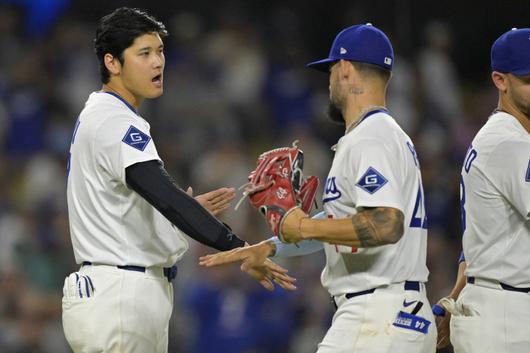 LA 다저스 오타니 쇼헤이가 21일(한국시각) 워싱턴 내셔널스전 승리 후 앤디 파헤스와 손을 맞잡고 승리 세리머니를 하고 있다. Imagn Images연합뉴스