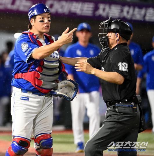 20일 부산 사직야구장에서 열린 삼성과 롯데의 경기, 8회말 1사 삼성 포수 강민호가 롯데 김민성의 삼진 후 차정구 1루심에게 격렬한 항의를 하고 있다. 부산=허상욱 기자wook@sportschosun.com/2025.06.20/