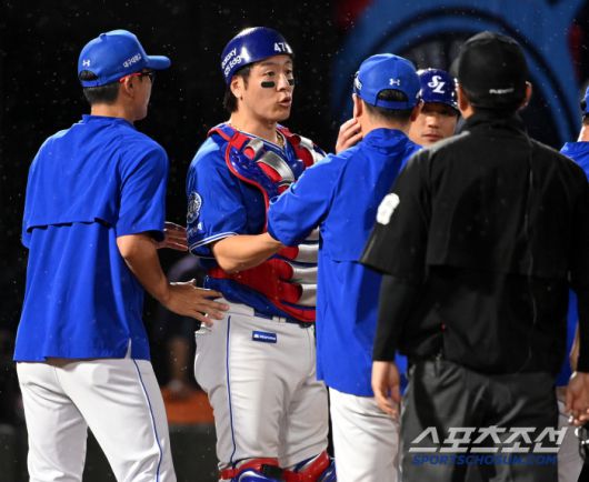 20일 부산 사직야구장에서 열린 삼성과 롯데의 경기, 8회말 1사 삼성 포수 강민호가 롯데 김민성이 삼진으로 물러난 후 차정구 1루심에게 격렬한 항의를 하고 있다. 부산=허상욱 기자wook@sportschosun.com/2025.06.20/