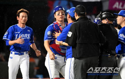 20일 부산 사직야구장에서 열린 삼성과 롯데의 경기, 8회말 1사 삼성 포수 강민호가 롯데 김민성의 삼진 후 차정구 1루심에게 격렬한 항의를 하고 있다. 부산=허상욱 기자wook@sportschosun.com/2025.06.20/