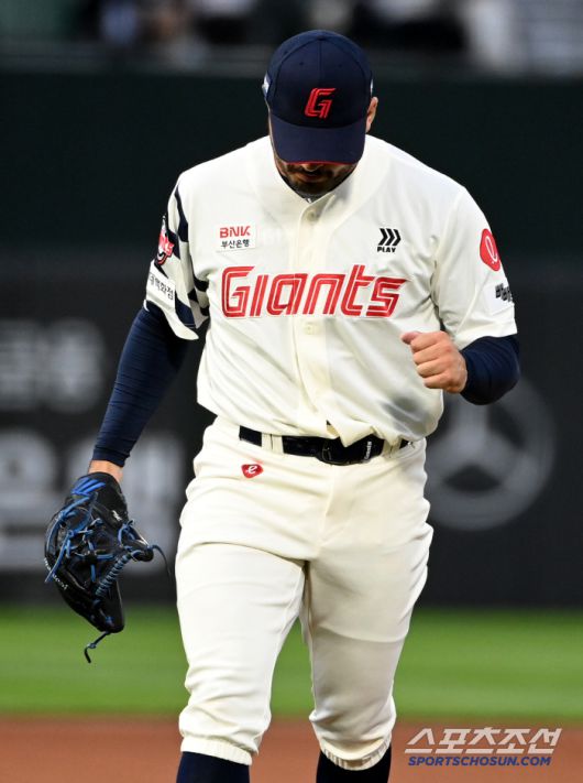 20일 부산 사직야구장에서 열린 삼성과 롯데의 경기, 1회초 2사 2루 롯데 감보아가 삼성 디아즈를 삼진으로 잡아내며 주먹을 불끈 쥐고 있다. 부산=허상욱 기자wook@sportschosun.com/2025.06.20/