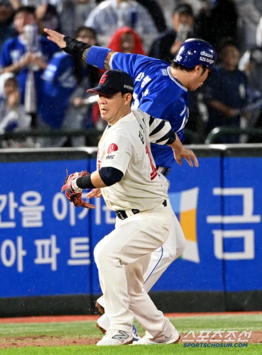 20일 부산 사직야구장에서 열린 삼성과 롯데의 경기, 5회초 1사 2,3루 삼성 양도근의 내야땅볼때 롯데 3루수 김민성과 3루주자 박병호간의 접촉이 일어나고 있다. 심판진은 접촉의 고의성이 없다고 판단해 3루주자 박병호만 아웃을 선언했다.  부산=허상욱 기자wook@sportschosun.com/2025.06.20/