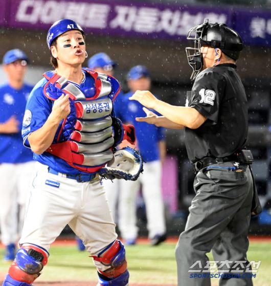 20일 부산 사직야구장에서 열린 삼성과 롯데의 경기, 8회말 2사 삼성 포수 강민호가 롯데 한태양 타석떄 차정구 1루심에게 격렬한 항의를 하고 있다. 부산=허상욱 기자wook@sportschosun.com/2025.06.20/