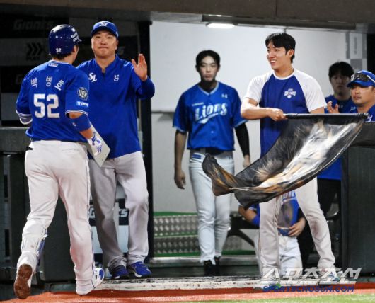 더그아웃으로 돌아온 박병호의 앞에 나타난 사자깃발을 든 원태인