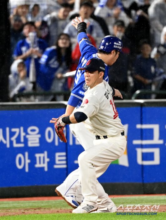 5회초 1사 2,3루 양도근의 내야땅볼을 수비하던 김민성과 접촉이 일어나며 수비방해로 아웃되는 박병호