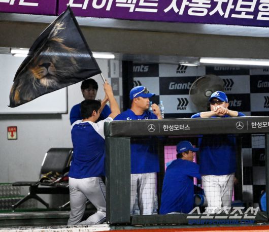 결국 홀로 사자깃발 세리머니를 펼친 원태인