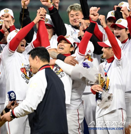 한국시리즈 우승 후 기뻐하는 김강민. 스포츠조선DB