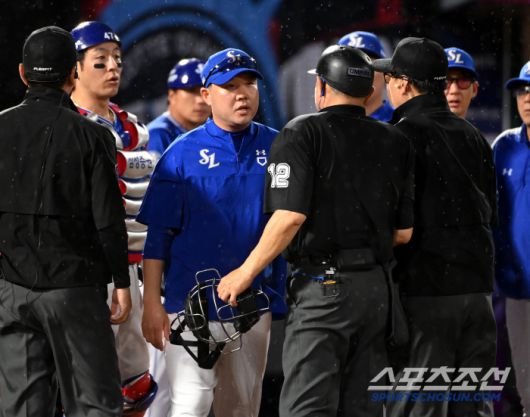 20일 부산 사직야구장에서 열린 삼성과 롯데의 경기, 8회말 1사 삼성 포수 강민호가 롯데 김민성의 삼진 후 차정구 1루심에게 격렬한 항의를 하고 있다. 부산=허상욱 기자wook@sportschosun.com/2025.06.20/