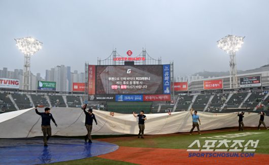 21일 부산 사직야구장에서 열린 삼성과 롯데의 경기, 경기 시작을 앞두고 경기장에 폭우가 내려 대형 방수포가 덮여지고 있다. 부산=허상욱 기자wook@sportschosun.com/2025.06.21/