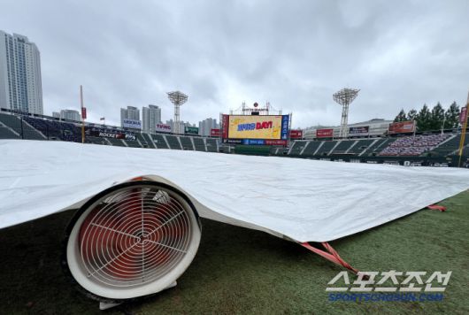 21일 부산 사직야구장에서 삼성과 롯데의 경기가 예정된 가운데 그라운드에 비가 내려 방수포가 설치되어 있다. 부산=허상욱 기자wook@sportschosun.com/2025.06.21/