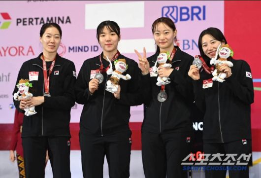 아시아펜싱 선수권 단체전 은메달 여자 사브르 대표팀(왼쪽부터 서지연, 전하영, 최세빈, 김정미)   사진출처=FIE