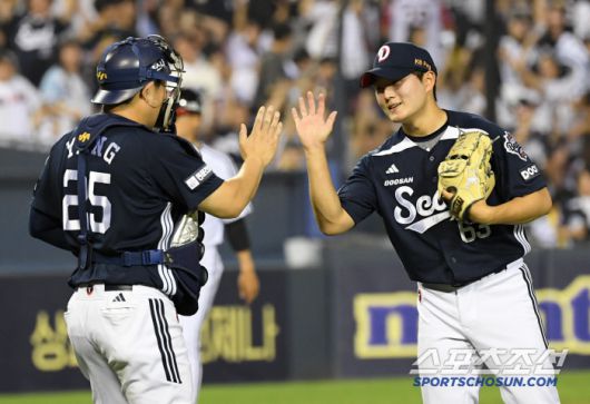 통증을 참아내고 9회까지 안방을 지킨 포수 두산 양의지가 마무리 김택연과 승리의 기쁨을 만끽하고 있다. 잠실=박재만 기자 pjm@sportschosun.com