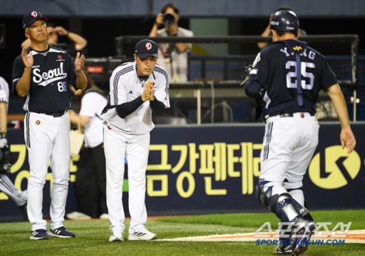 팀을 위해 헌신적으로 뛰어준 양의지 향해 조성환 감독대행은 고마운 마음을 전했다.