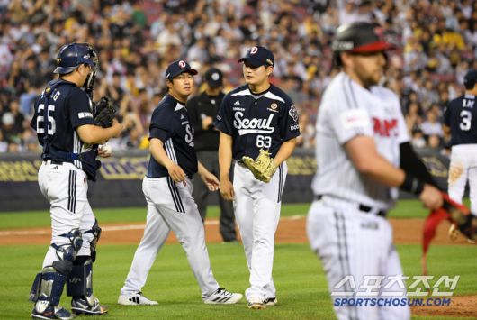 9회 마무리 김택연이 흔들리자 마운드를 찾아 힘을 실어준 포수 양의지.